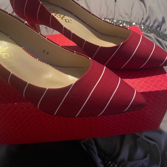 Candy stripe .. 2 1/2 inch heels.  ￼Shoe clips not included 
How cute 🎄🎄🎄 - Picture 2 of 9